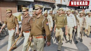 Woman approaches policer tripe talaq middle road